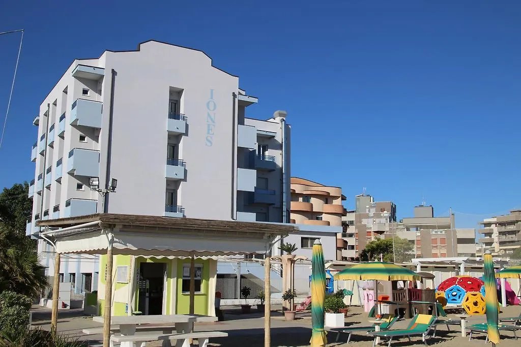 Hotel Iones ريميني 3*,