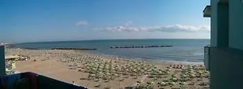 Hotel Iones ريميني
